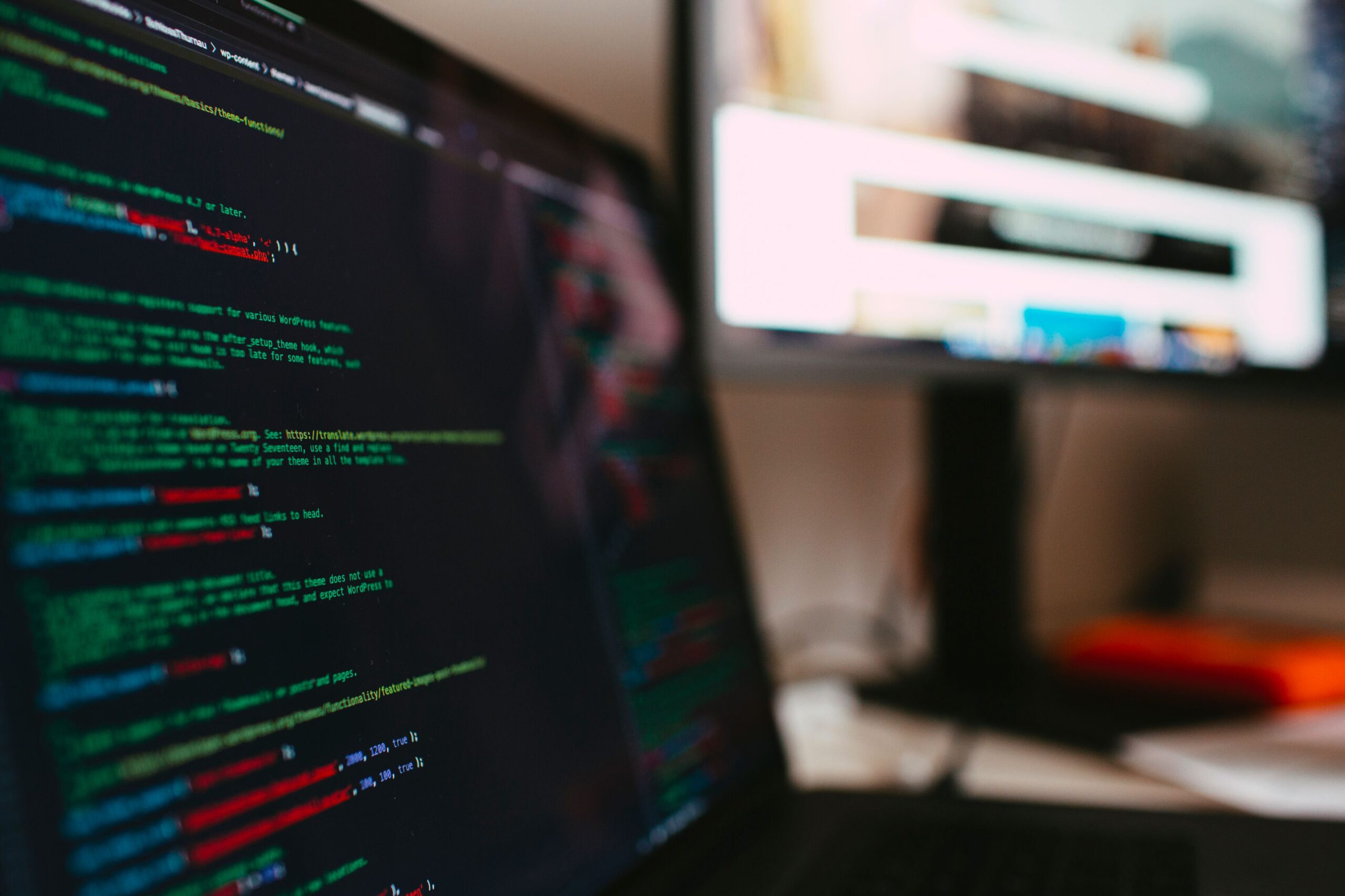プログラムコードが表示されたPC画面のイメージ写真